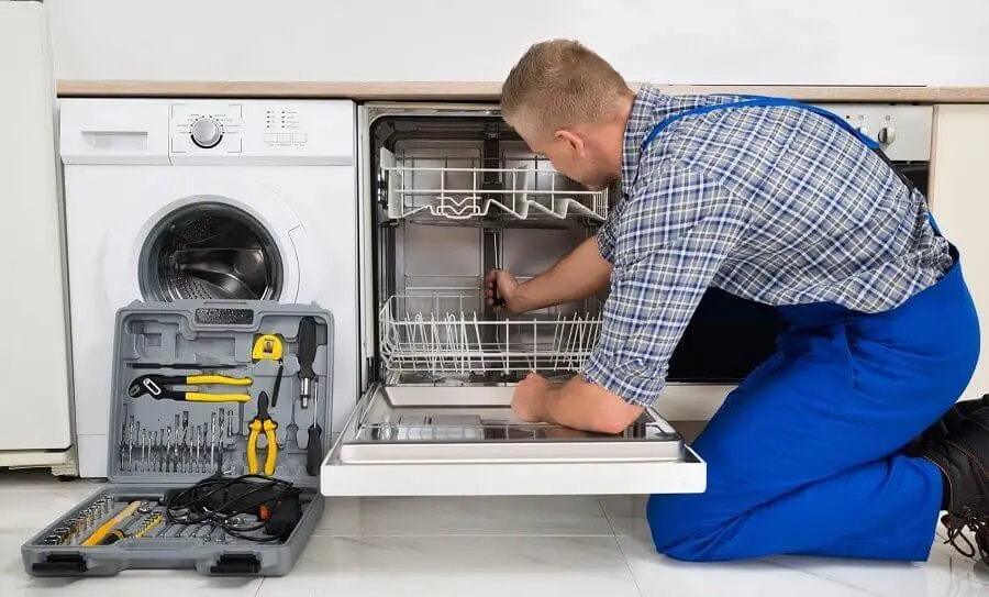 Selçuk Whirlpool servisi teknisyen ekibi beyaz eşya tamiri yaparken